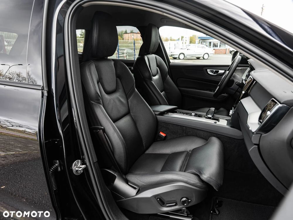 Volvo XC 60 B4 D AWD Plus Dark - 26