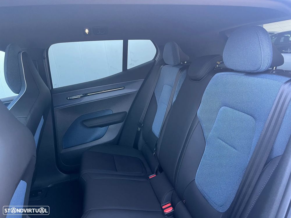 Volvo EX30 69 kWh Single Motor Extended Range Black Edition - 22