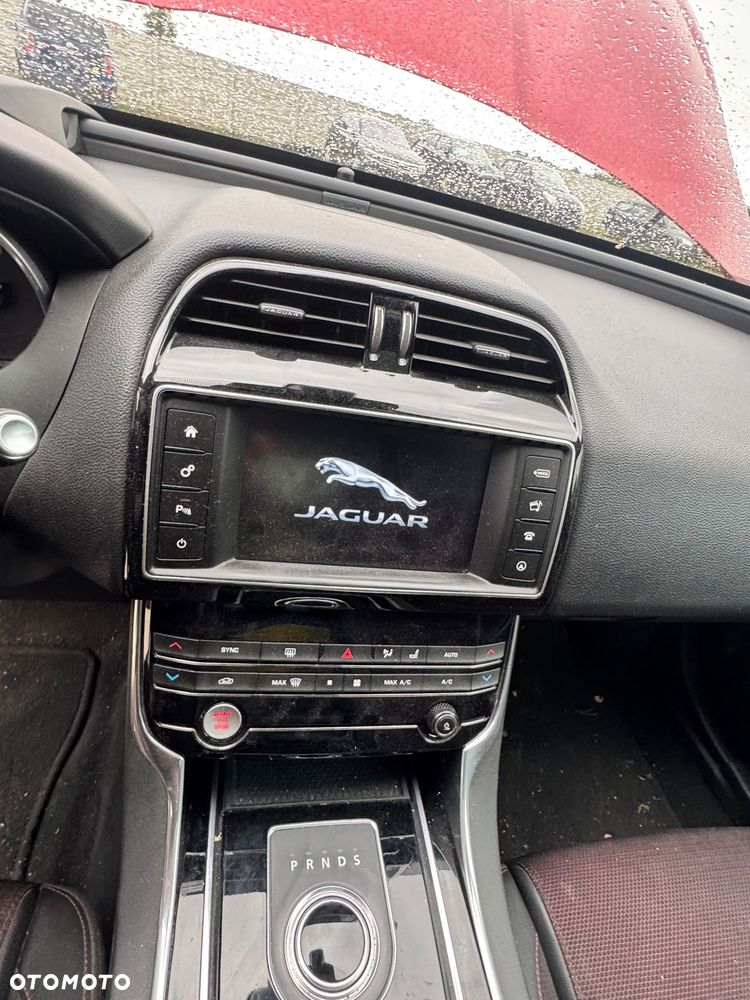 Jaguar XE 20t R-Sport - 17