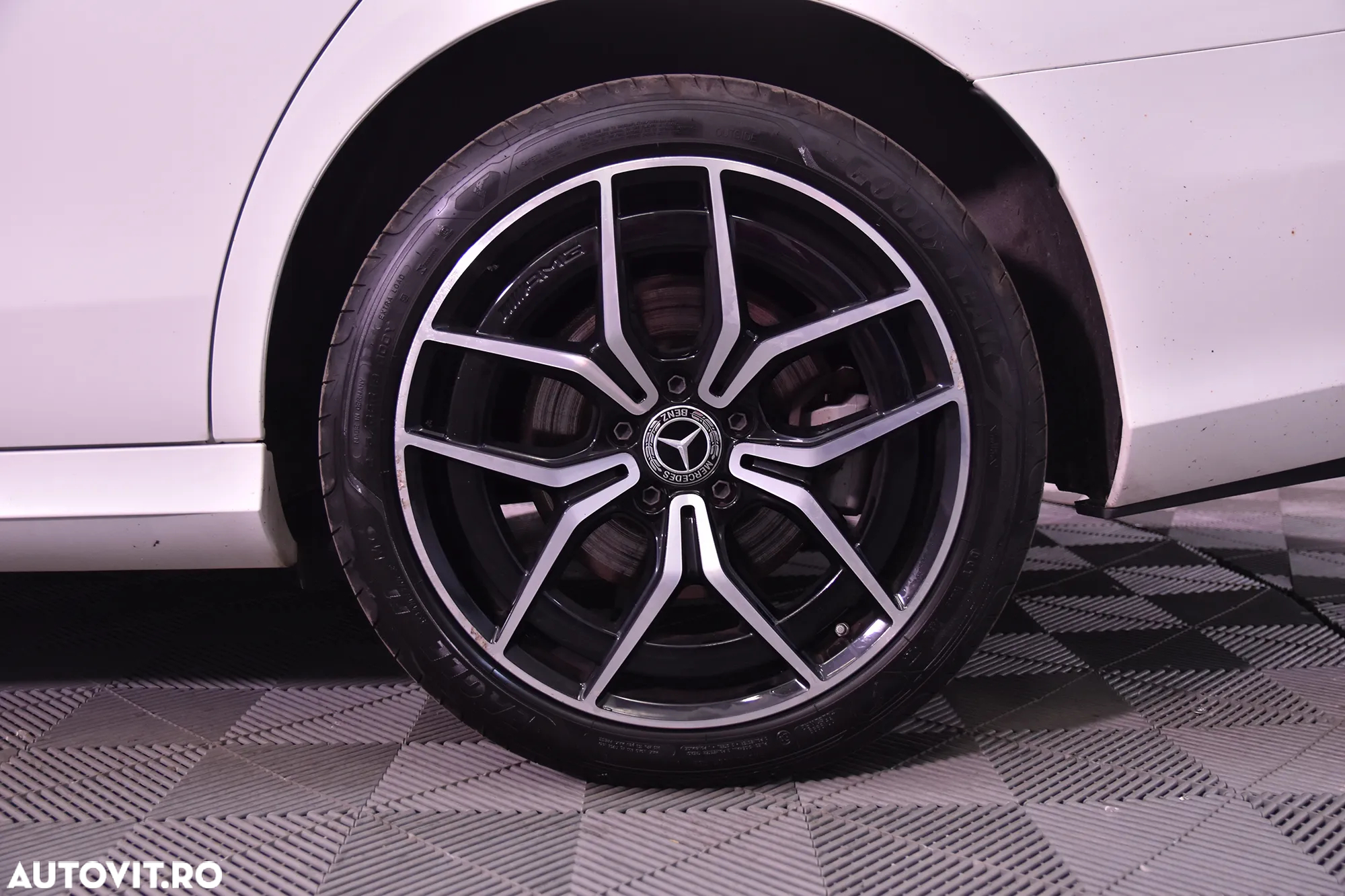 Mercedes-Benz E 300 4Matic 9G-TRONIC AMG Line - 13