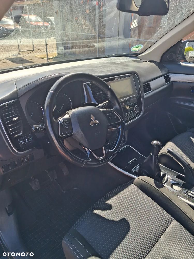 Mitsubishi Outlander - 11