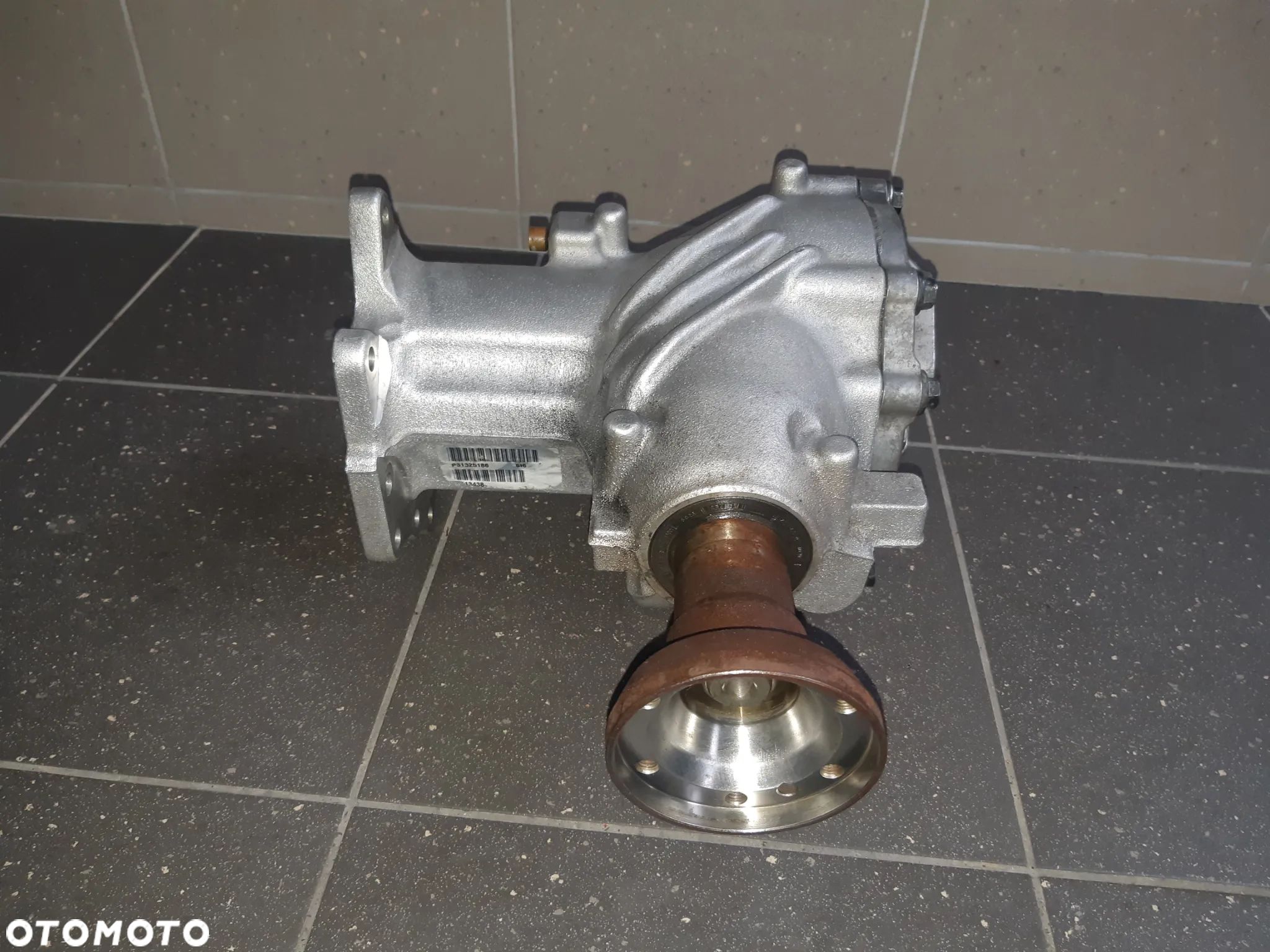 PRZEKŁADNIA KĄTOWA REDUKTOR VOLVO skrzynia rozdzielcza + tuleja3.2B P31325186 30735851 - 1