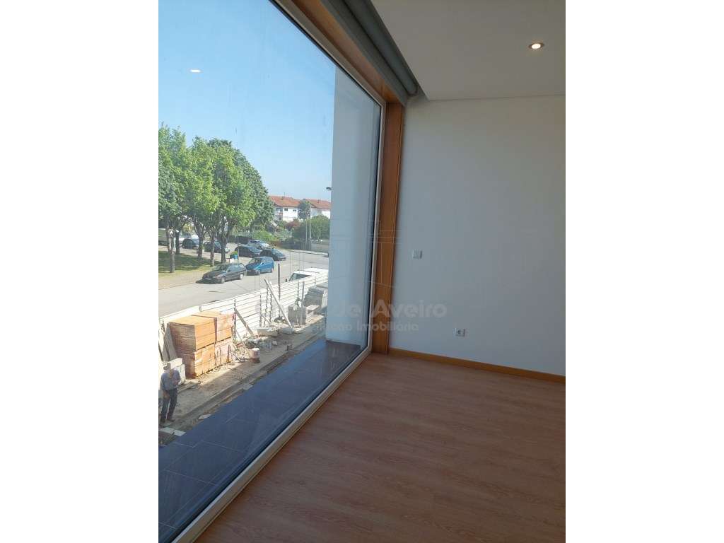 Moradia T3+1 em Banda-Centro de Aveiro - Grande imagem: 2/19