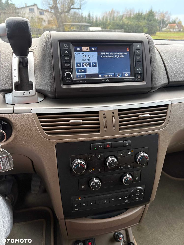 Volkswagen Routan - 7