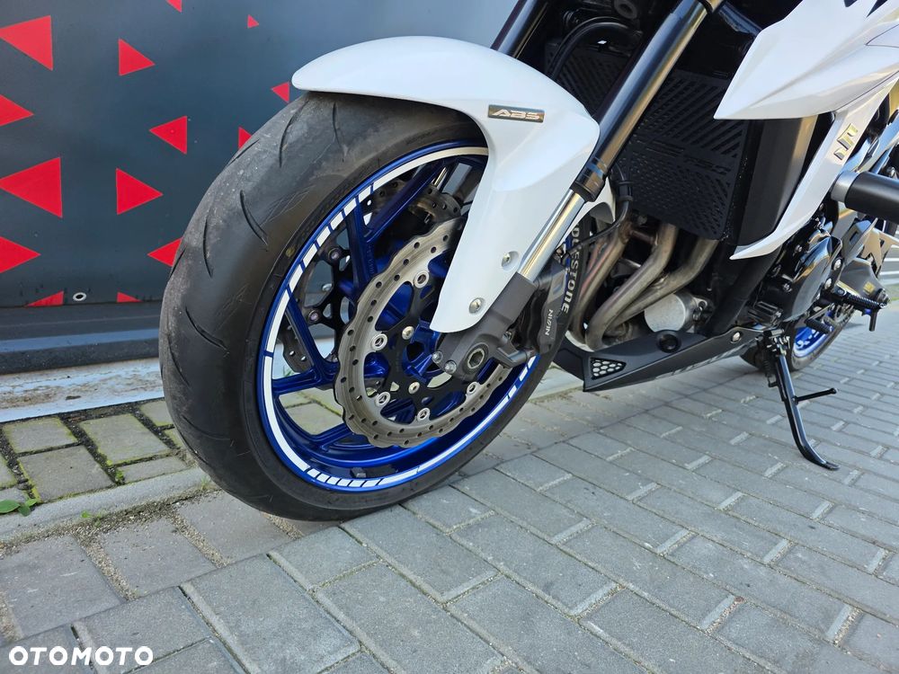 Suzuki GSX - 13