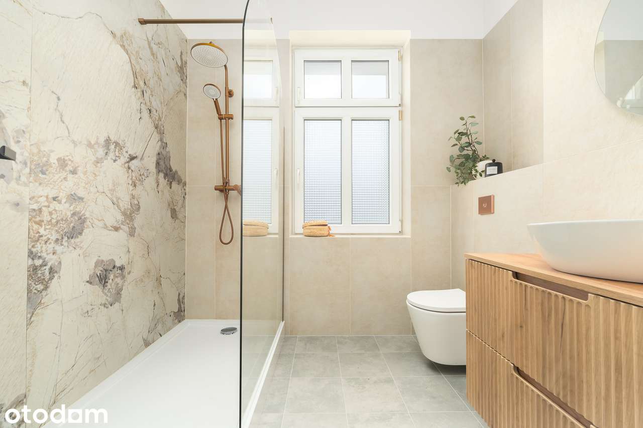 Łazienka z kabiną prysznicową walk-in i oknem