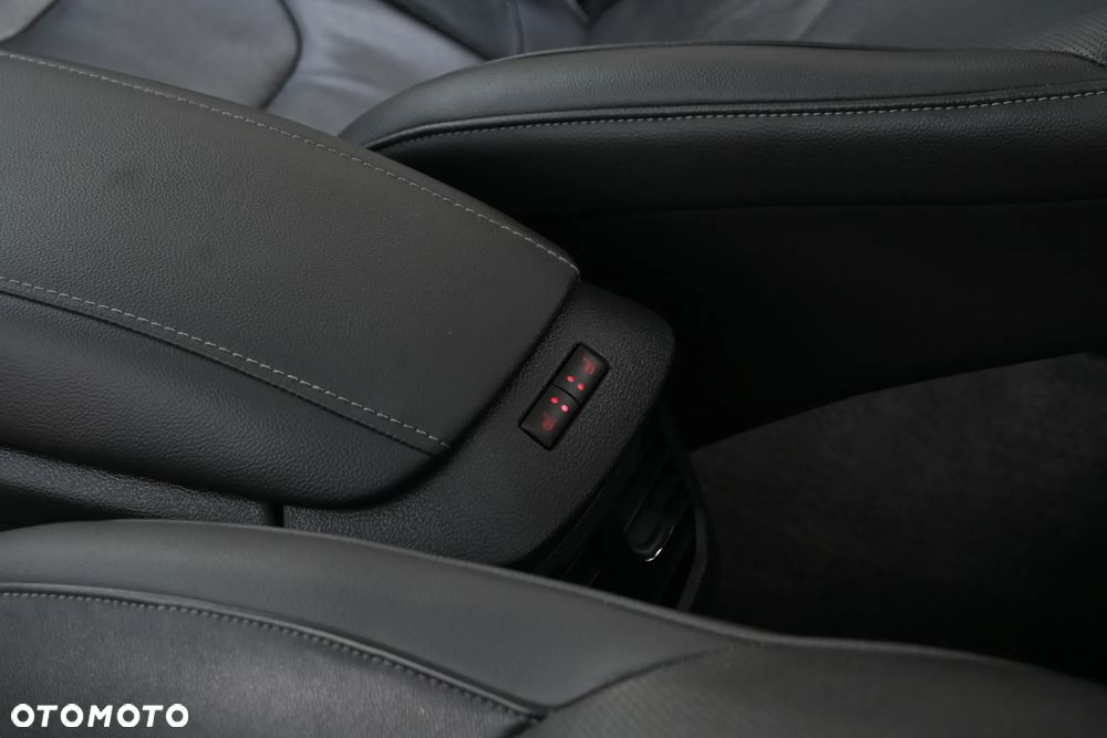 Ford Mondeo 2.0 EcoBoost STart-Stopp Autom ST-Line - 34