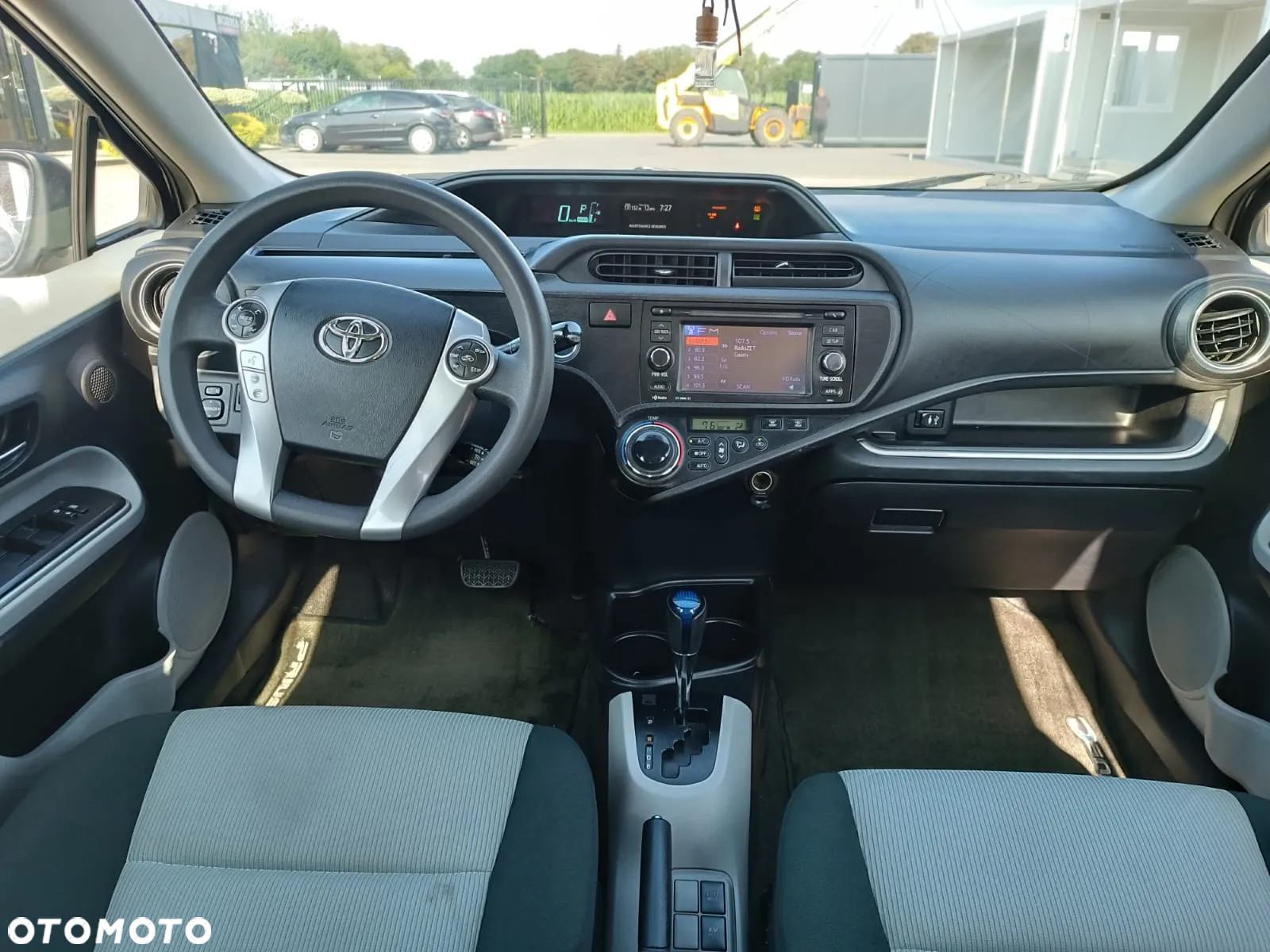 Toyota Prius (Hybrid) - 11