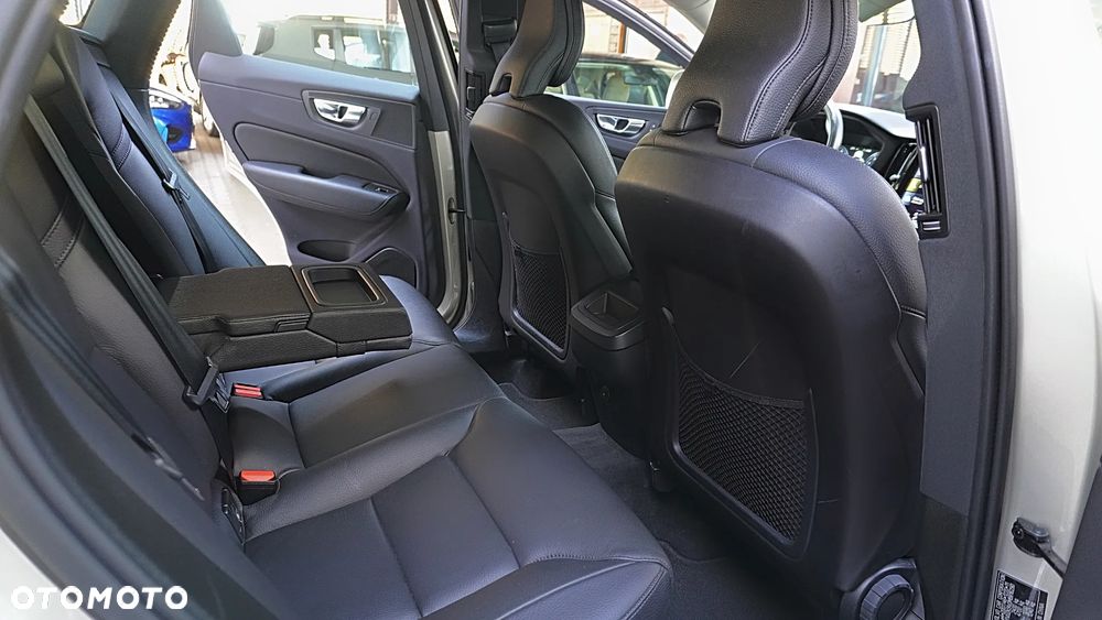 Volvo XC 60 T4 Momentum Pro - 17