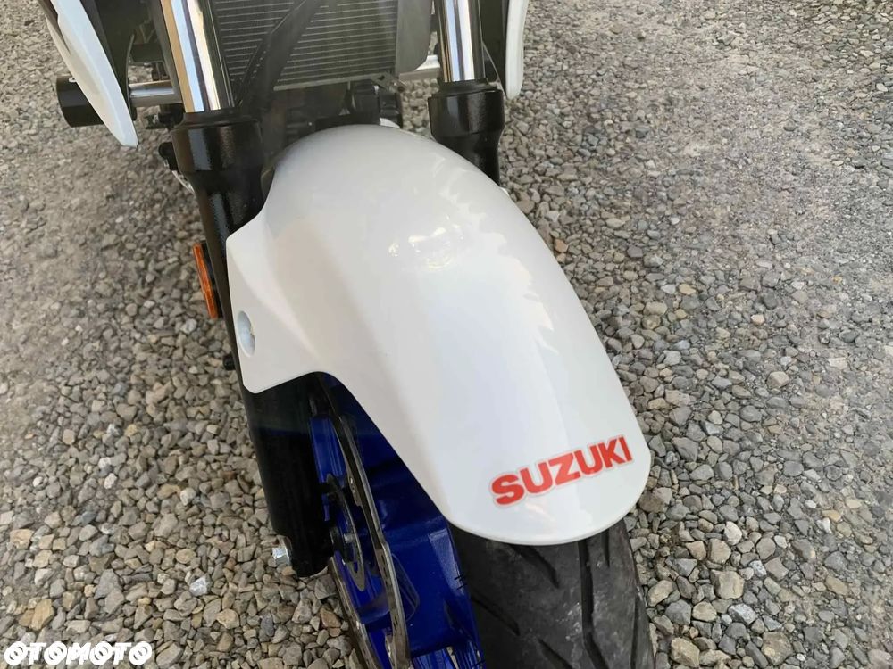 Suzuki GSX - 28