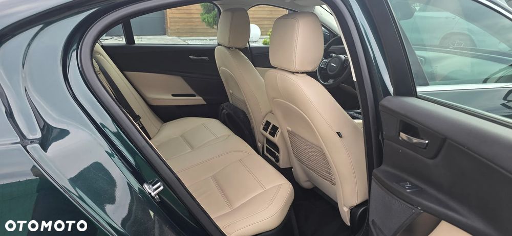 Jaguar XE 2.0 T Prestige - 9
