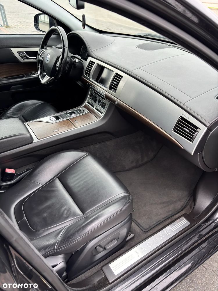 Jaguar XF 2.2 D - 10