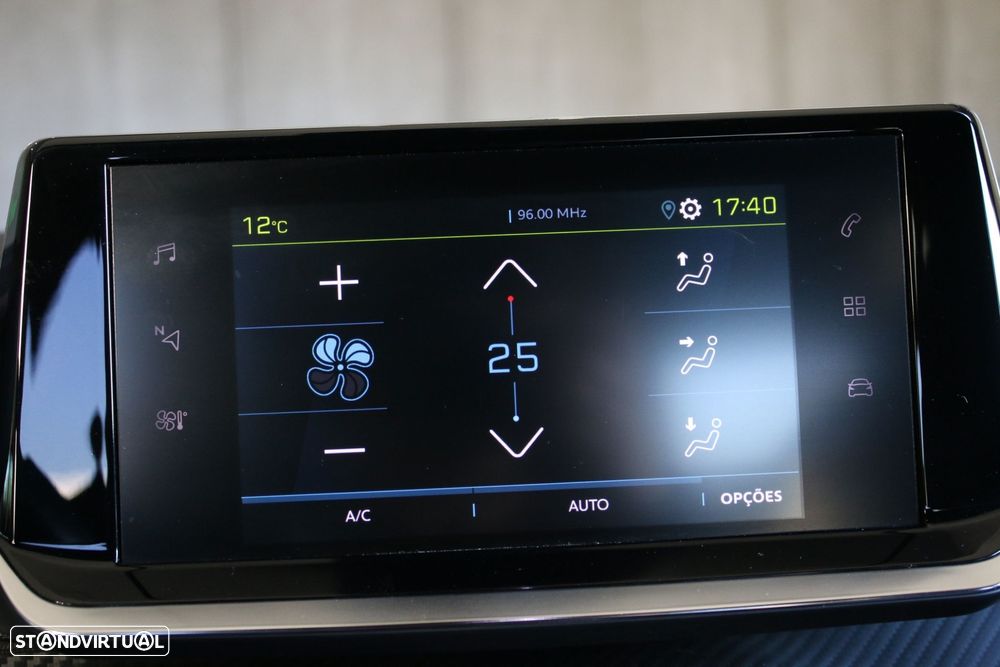 Peugeot e-2008 Allure - 20