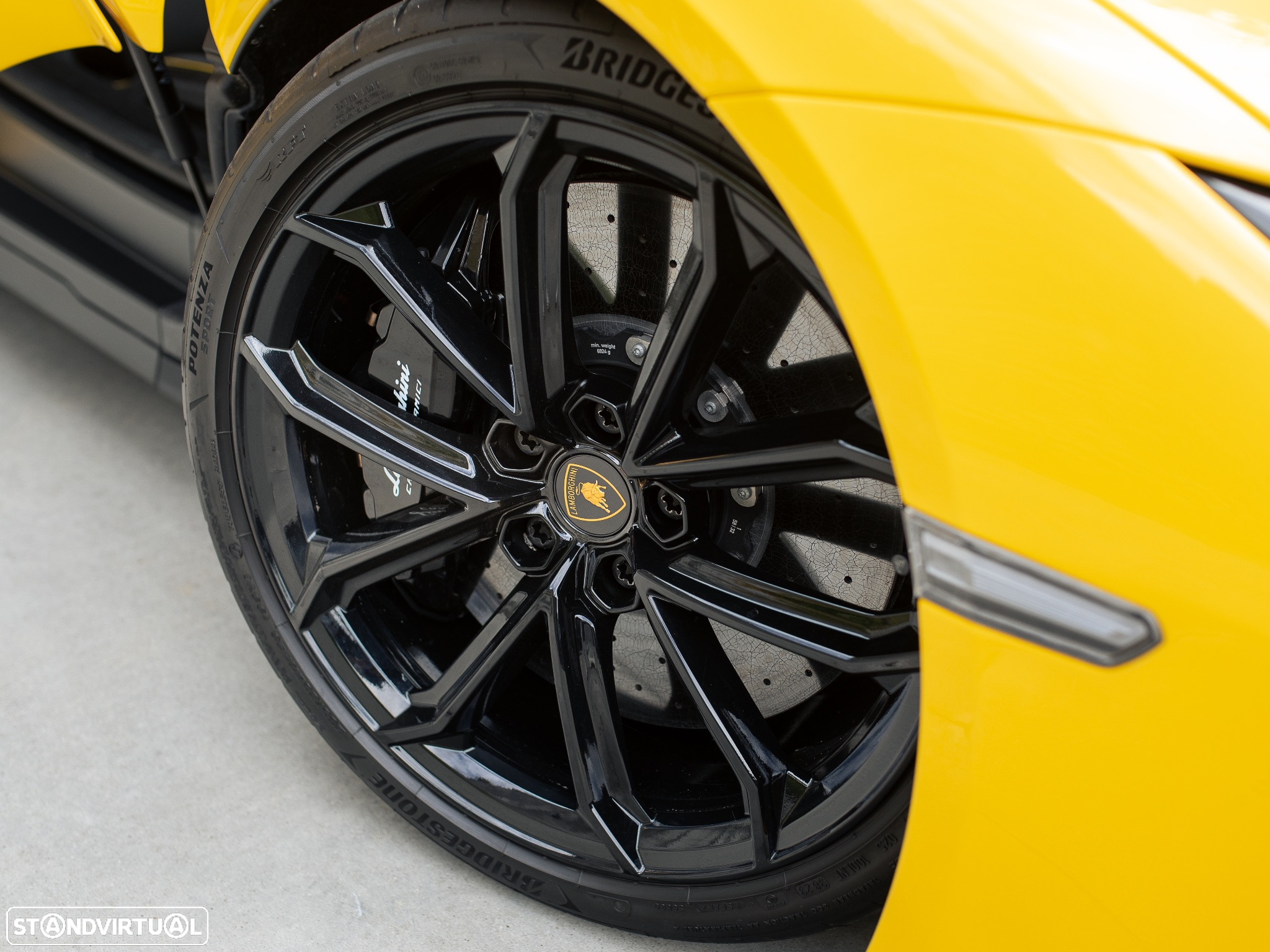 Lamborghini Revuelto - 12
