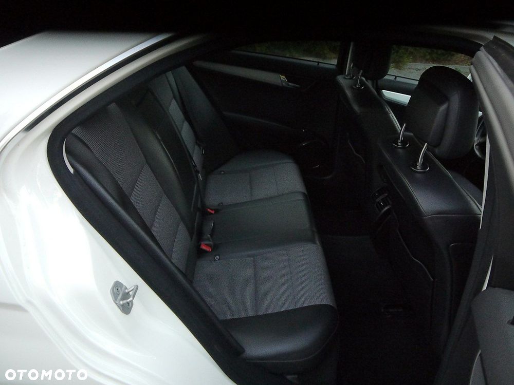 Mercedes-Benz Klasa C 180 BlueEFFICIENCY 7G-TRONIC Avantgarde - 26