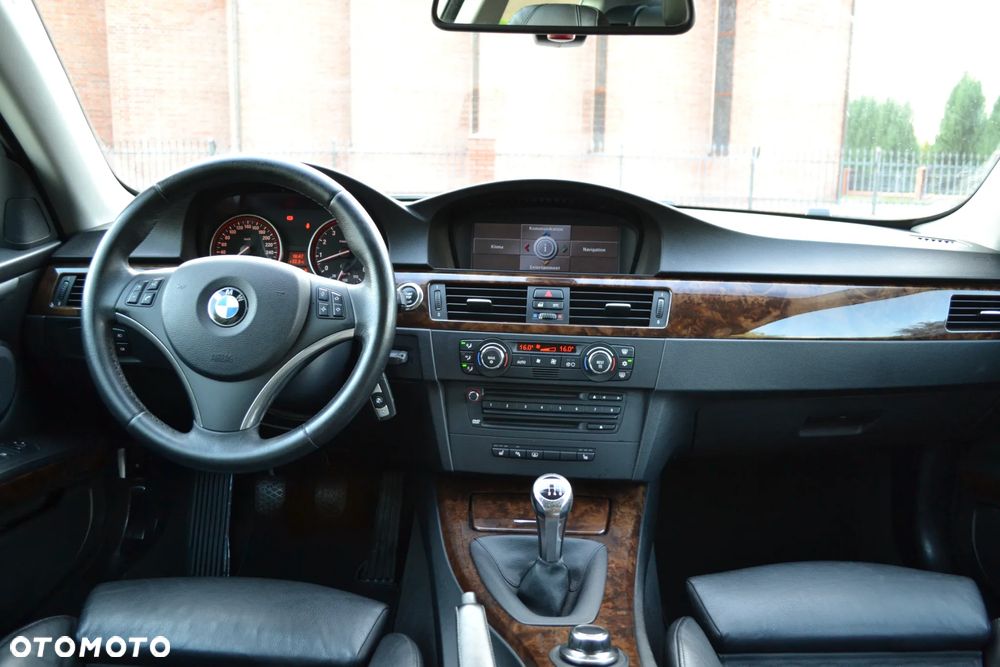 BMW Seria 3 325i - 30
