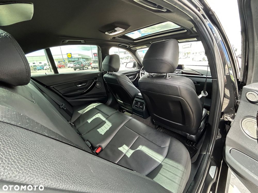 BMW Seria 3 335i xDrive Edition Sport - 10