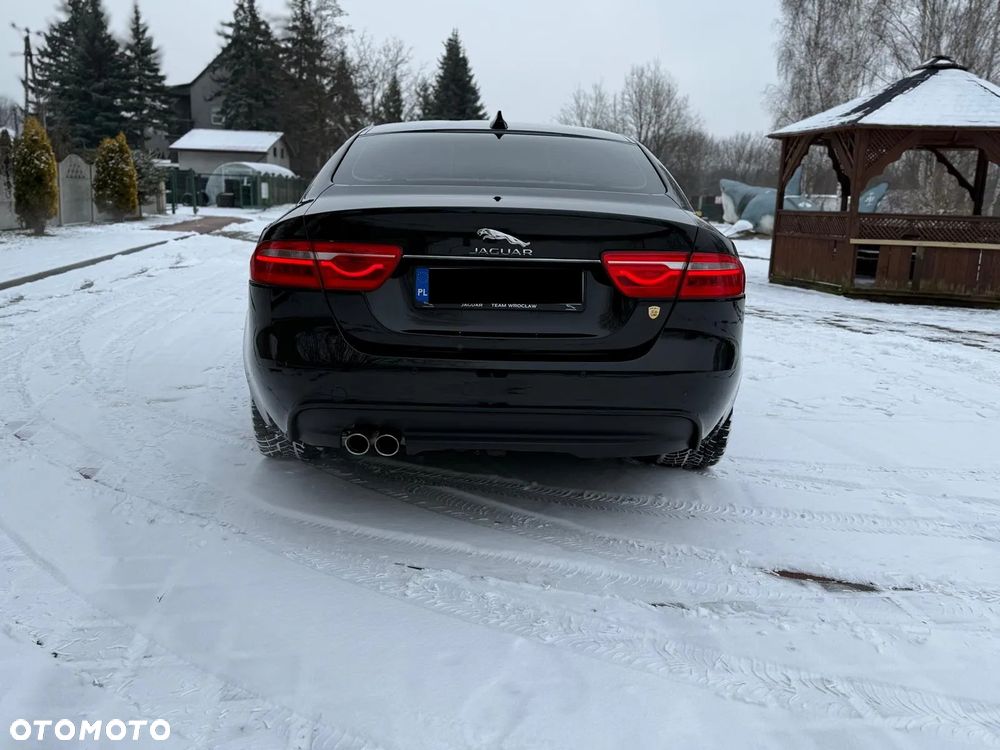 Jaguar XE 2.0 D Prestige - 4