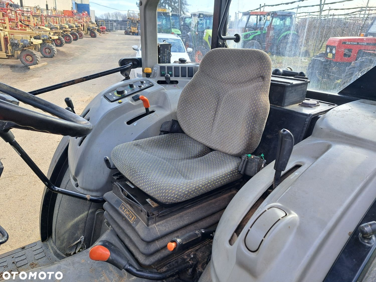 Claas Nexos 240 F 4X4 - 12