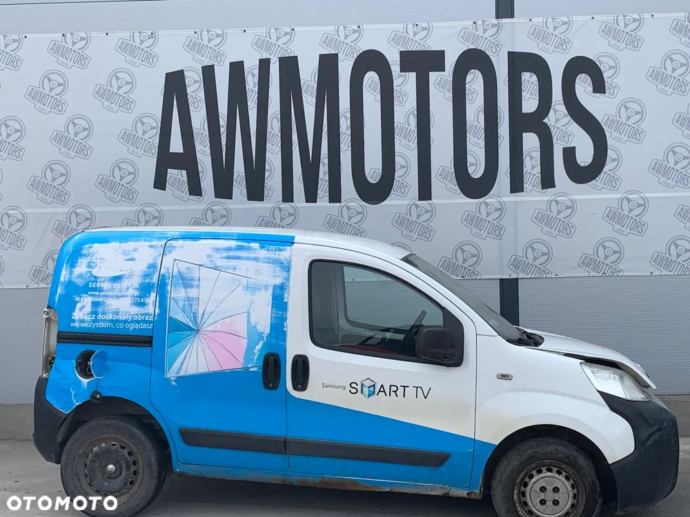 FIAT FIORINO 2011 *SAMOCHÓD NA CZĘŚCI* 4769 MASKA, LAMPA, DRZWI, LUSTERKO, ZDERZAK, GRILL, BŁOTNIK, KLAPA, BELKA, DESKA, FOTELE, KANAPA, ĆWIARTKA KIEROWNICA, TARCZE, ZACISKI, ZAWIESZENIE, KOMPLETNY PRZÓD, KOMPLETNY TYŁ, LICZNIK, ZEGARY, PRAWE LEWE PRZÓD TYŁ - 1