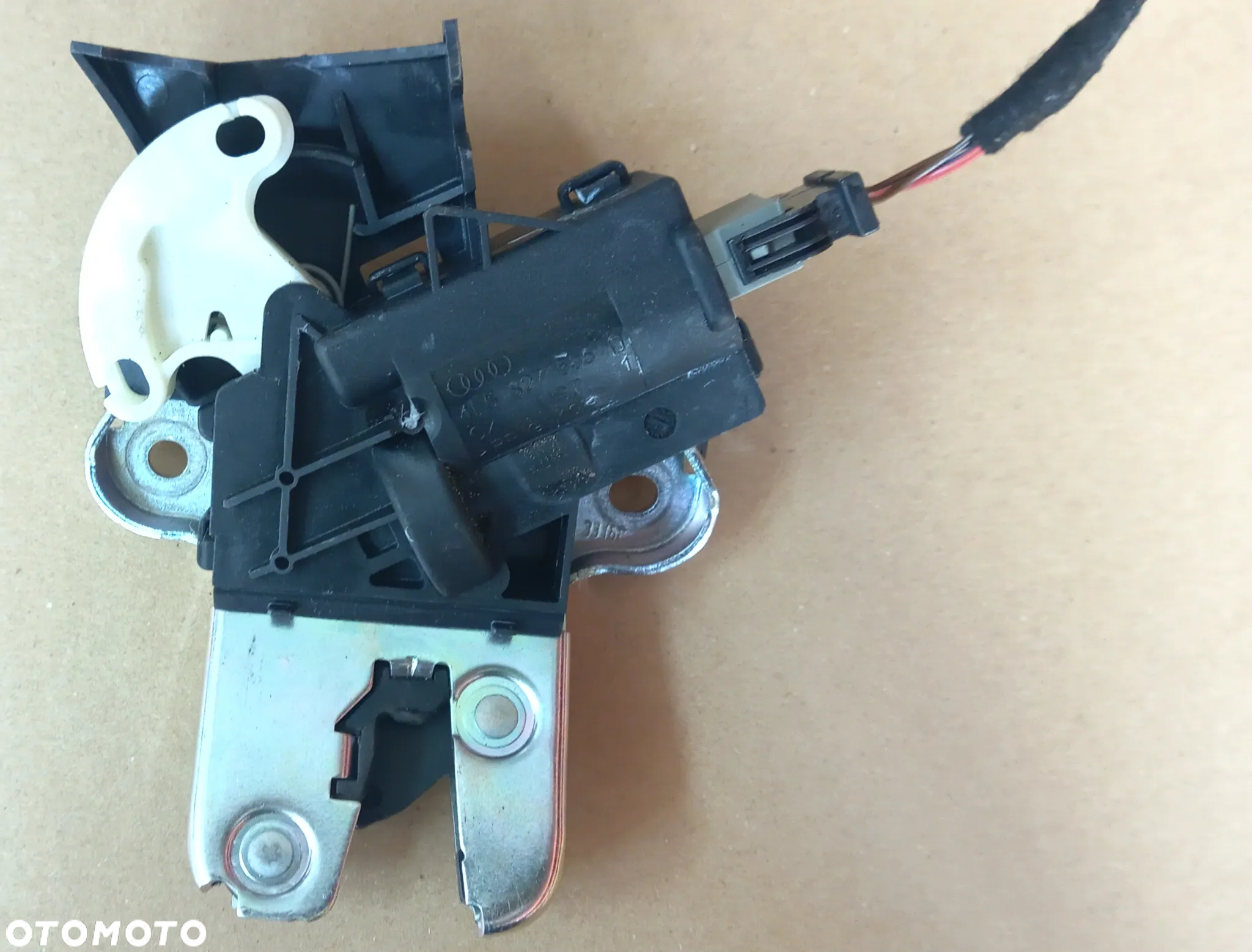 Vw  Jetta zamek klapy bagażnika  4F5827505D - 2