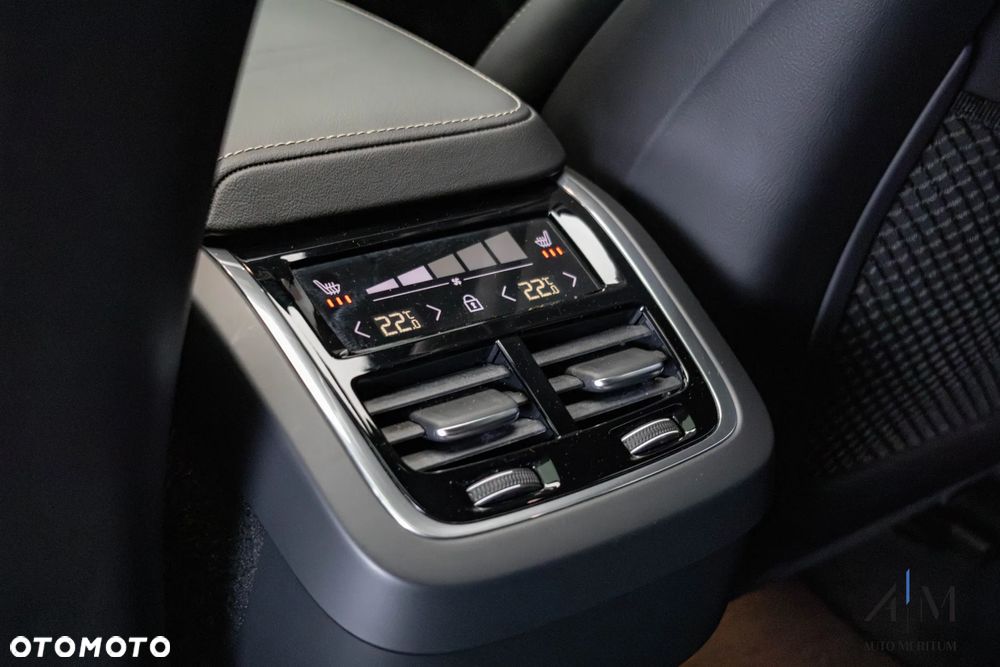 Volvo XC 60 B4 D AWD Ultimate Dark - 28