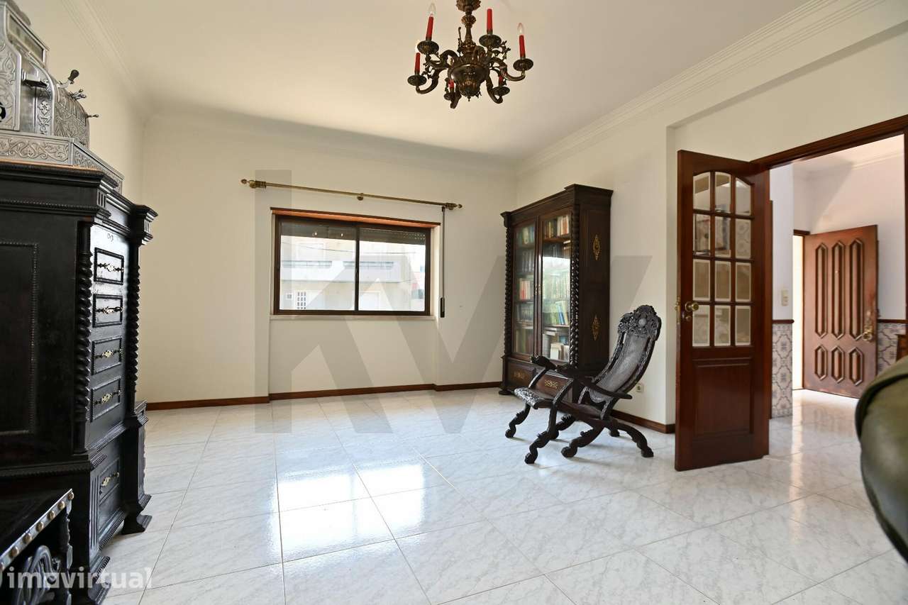 Moradia T4+1 com Jardim, Sótão Suíte e Garagem Ampla – Mem Martins, Si - Grande imagem: 4/43
