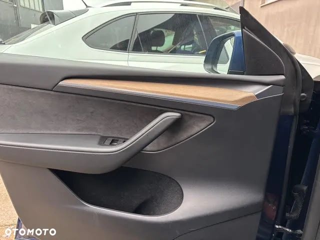 Tesla Y Long Range Dual Motor AWD - 11