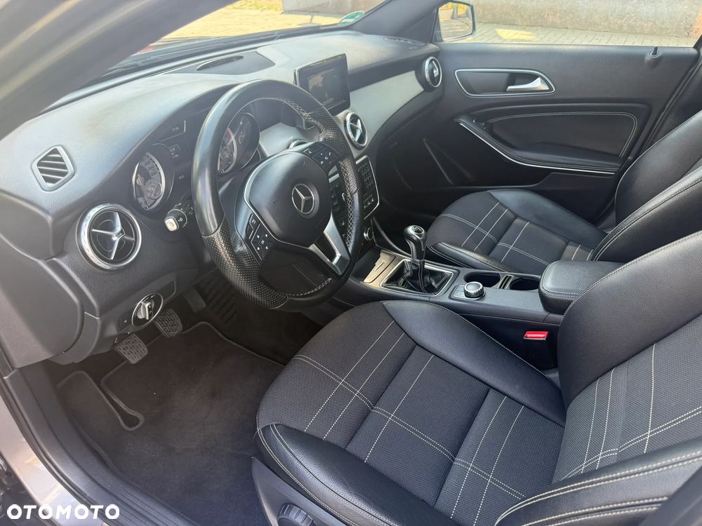 Mercedes-Benz GLA 200 UrbanStyle Edition - 24