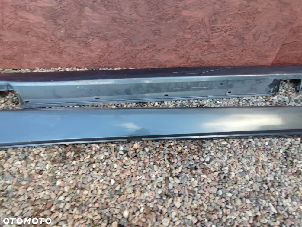 BMW E60 LCI / E61 LCI. ORYGINALNE NAKŁADKI NA PROG LEWA O NR: 7 178 125 / 7 178 126 OEM. W KOLORZE PLATINGRAU METALIC A68/7 - 4