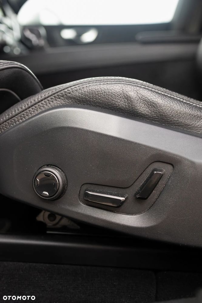 Volvo XC 60 T5 AWD R-Design - 35