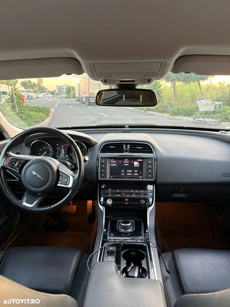 Jaguar XE 2.0 Prestige - 7