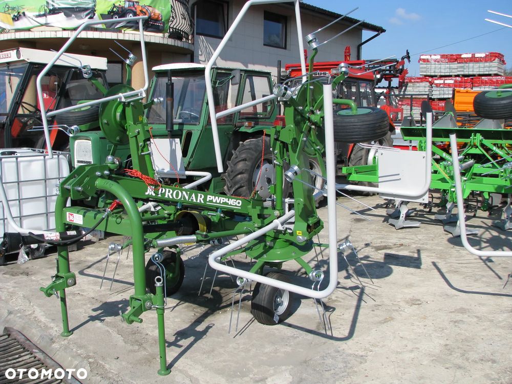 Pronar Przetrząsacz PWP530, PWP460 Pronar; ZKP770, ZKP-530, ZKP460 Inter-Tech; Z528 Kowalski; ZGRABIARKA ZKP420 Pronar, ZK42, ZK36 Kowalski; ZKT-420 Inter-Tech; ZK320 Mesko Rol; ZG-350 Euro-Masz; Przetrząsaczo-Zgrabiarka Z-275 Mesko-Rol; Przetrząsaczo zgraniarka taśmowa WIRAX, Akpil "OSA" - 3