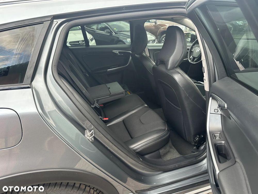 Volvo V60 Cross Country - 11