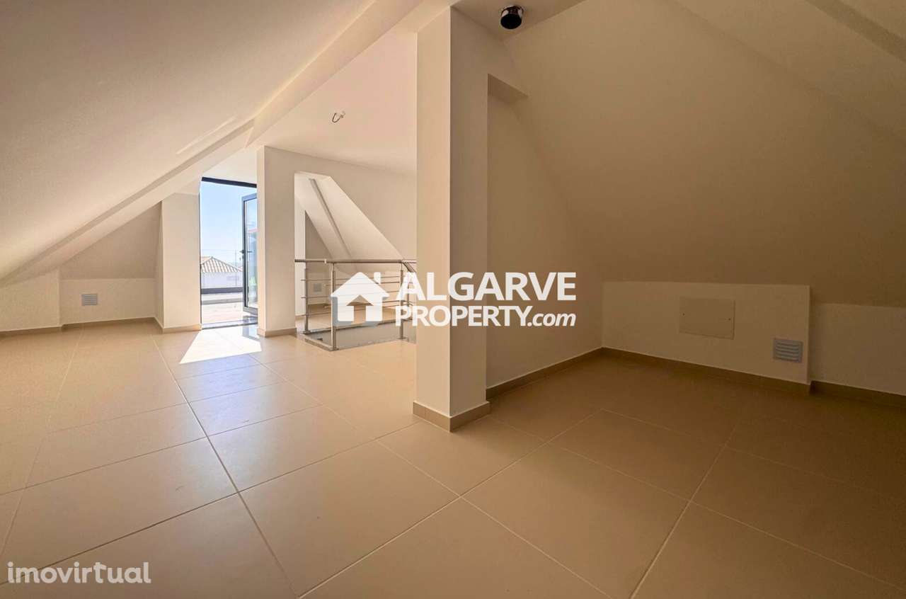 Moradia geminada V2 a poucos passos de cafés e restaurantes com vista - Grande imagem: 2/21