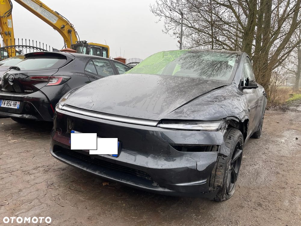 Tesla Y - 16