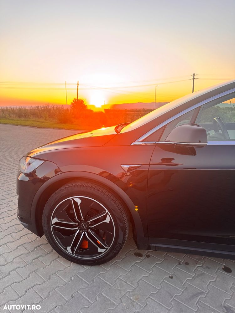 Tesla Model X - 26