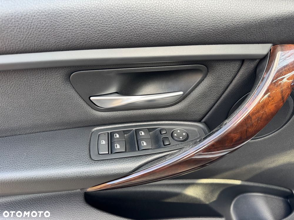 BMW Seria 3 328i xDrive Sport Line - 27