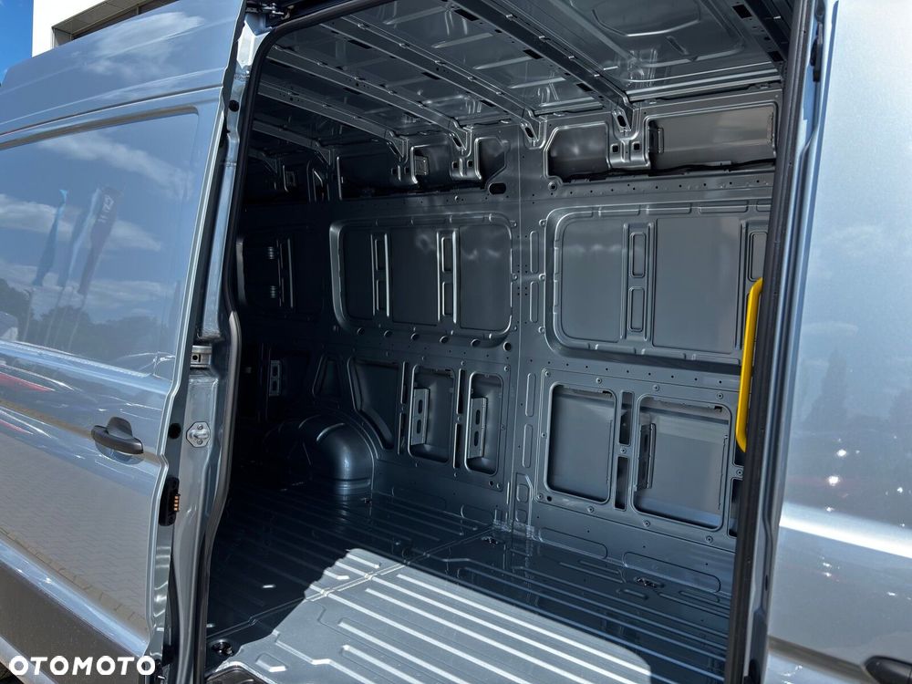 Volkswagen Crafter 35 2.0 TDI L4H3 4490 177KM AUTOMAT - 11