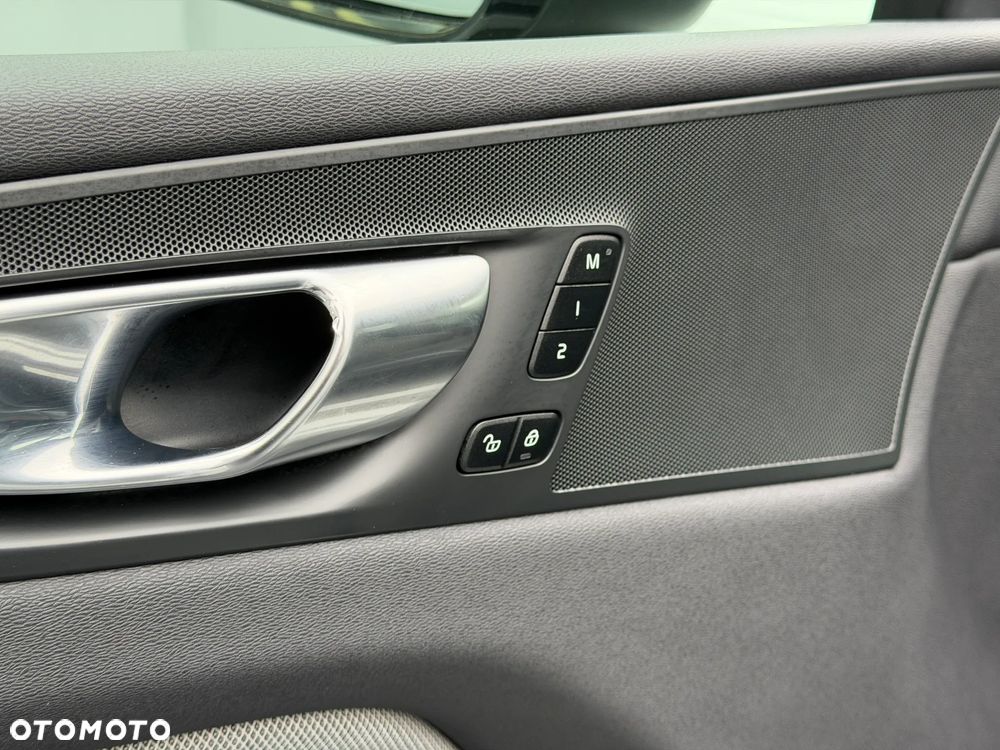 Volvo XC 60 B4 B R-Design - 14