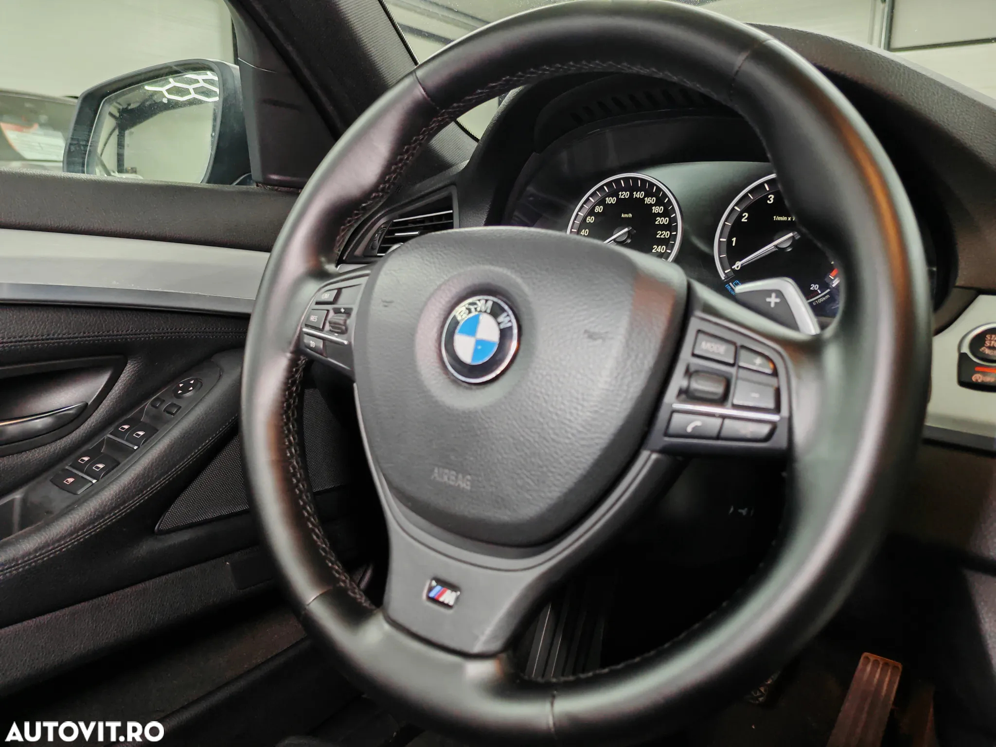 BMW Seria 5 520i Sport-Aut. - 17