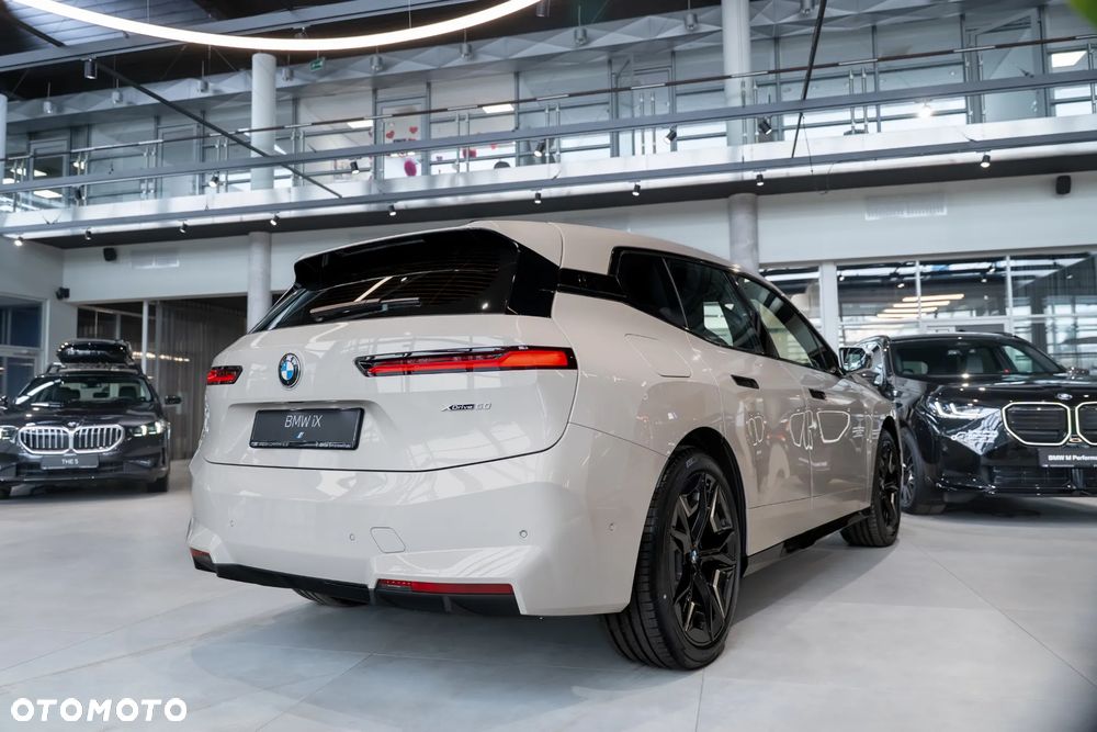 BMW iX - 4