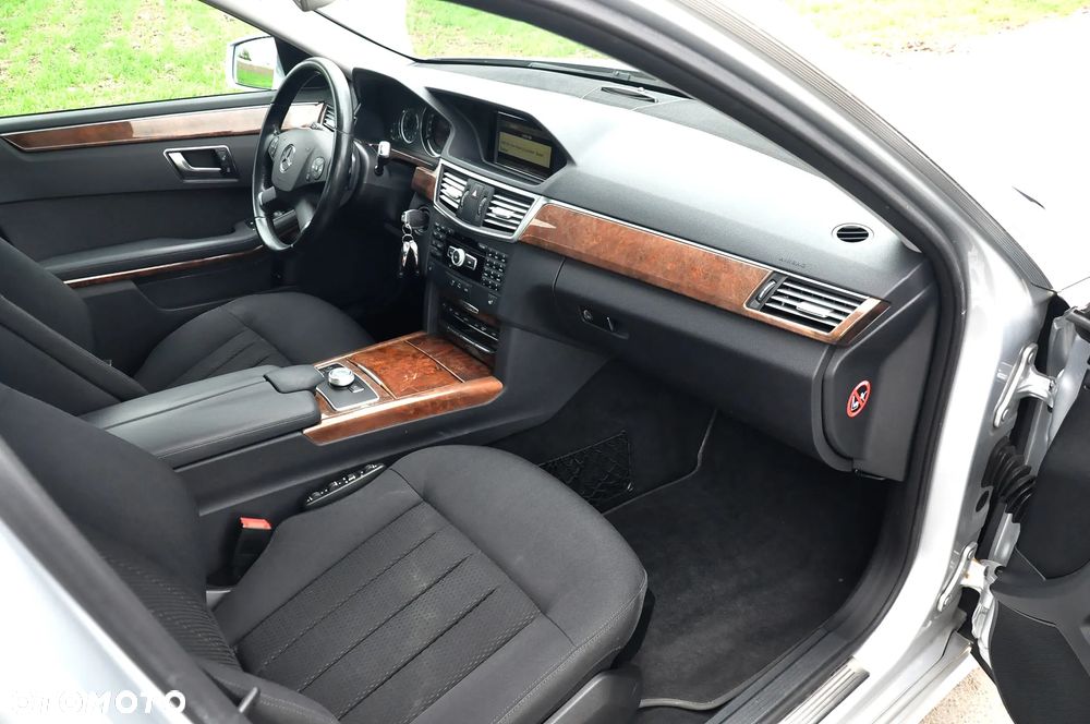 Mercedes-Benz Klasa E 250 CGI BlueEFFICIENCY 7G-TRONIC Elegance - 32