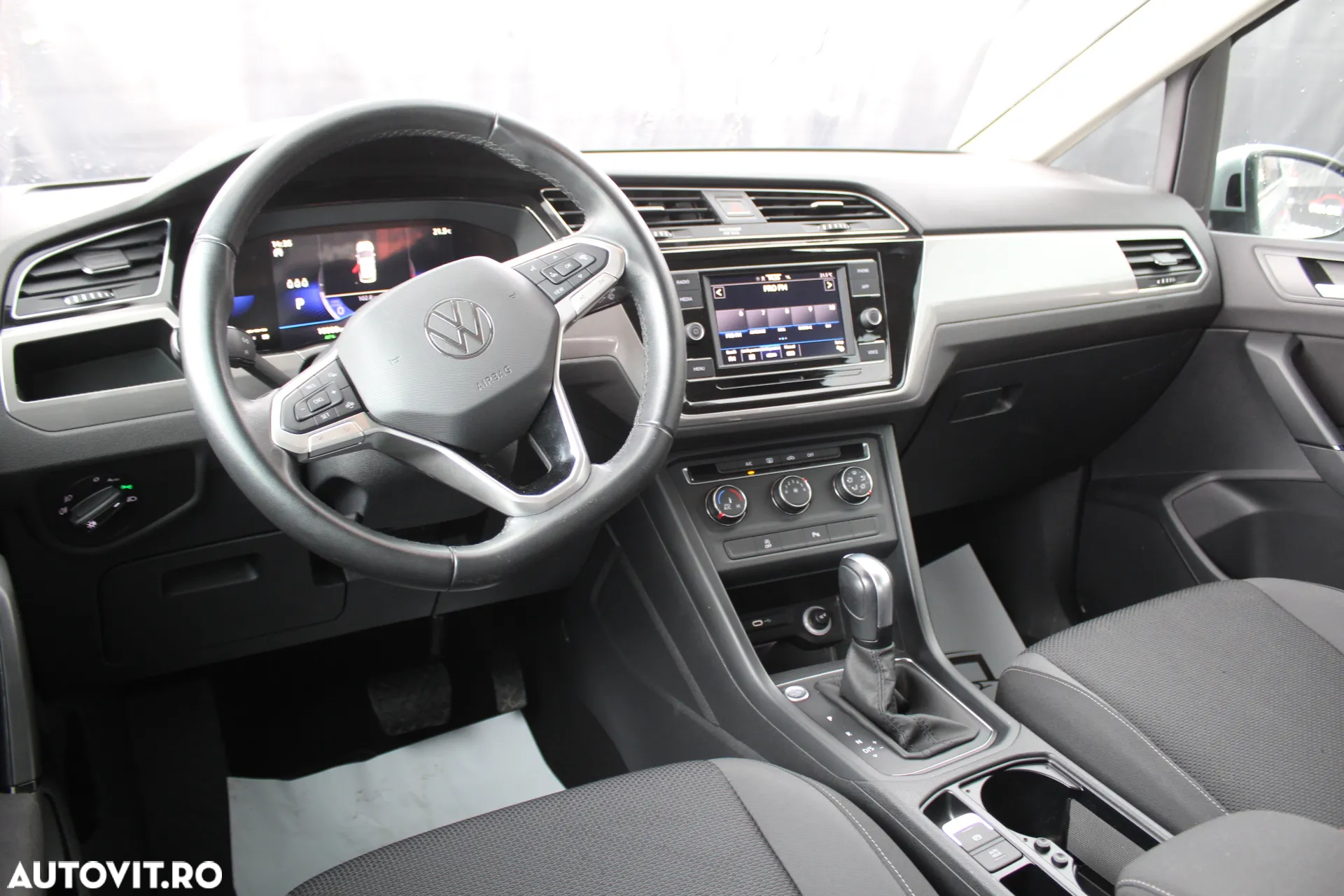 Volkswagen Touran 2.0 TDI DSG Comfortline - 4
