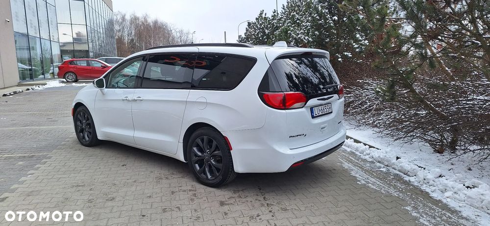 Chrysler Pacifica - 5