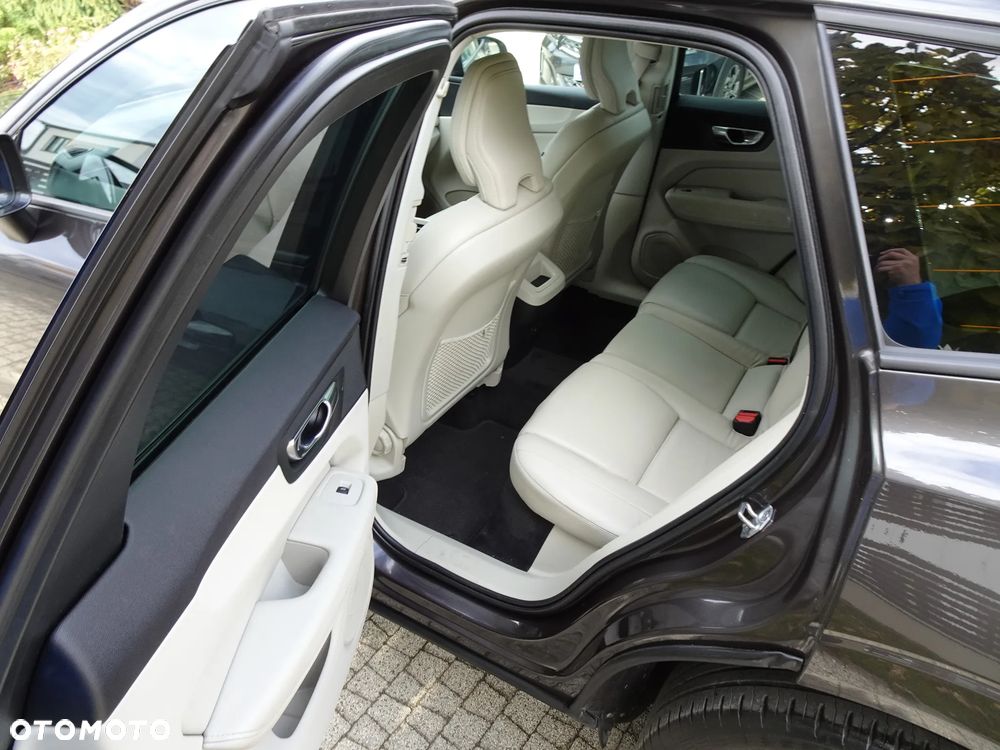 Volvo XC 60 B4 D Momentum Pro - 19
