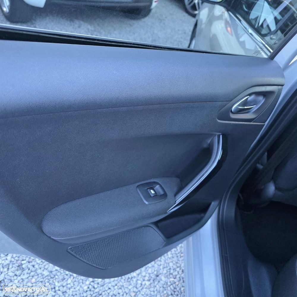 Peugeot 208 1.2 PureTech Allure EAT6 - 31