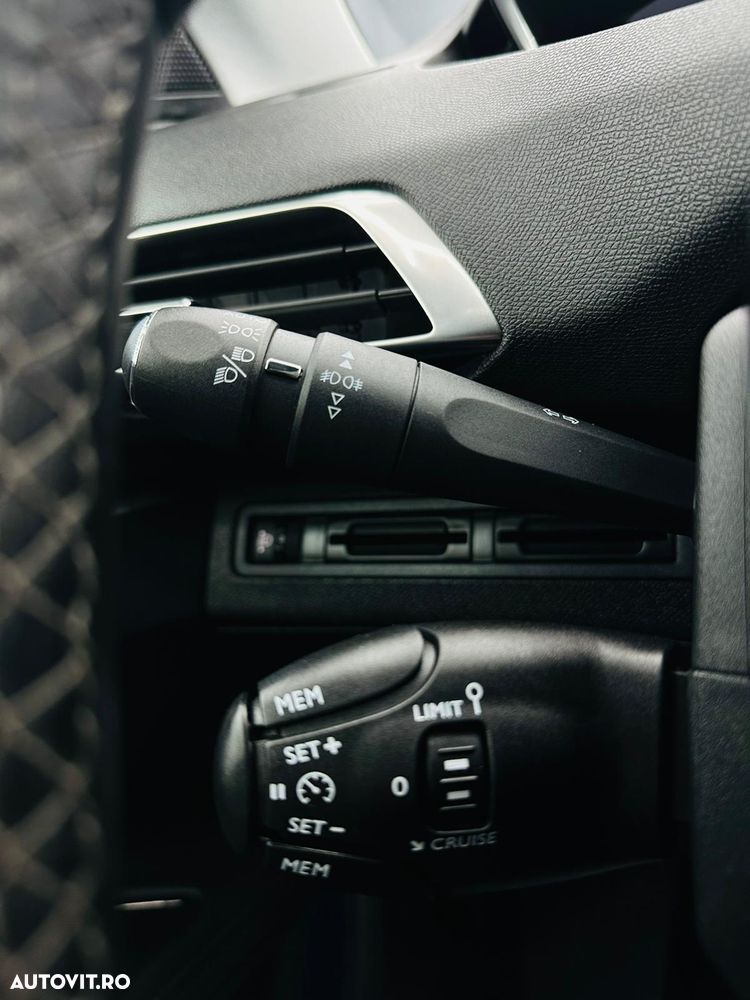 Peugeot 5008 PureTech 130 Stop & Start Allure Business-Paket - 32