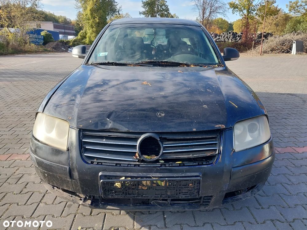 Volkswagen Passat B5 Lift FL sedan silnik 1.9 TDI AVB AWX AVF 130 KM turbina pompowtryski EGR alternator pompa sprężarka skrzynia biegów EEN dwumasa sprzęgło lewarek pedał drzwi maska zderzak klapa lusterko błotnik LO41 czarny belka zacisk pompa abs serwo hamulcowa szyba boczek mechanizm panel sterownik kierownica fotel podłokietnik pompka paliwa pływak przewód rura chłodnica intercooler lampa reflektor listwa zamek NA CZĘŚCI WSZYSTKIE CZĘŚCI - 2