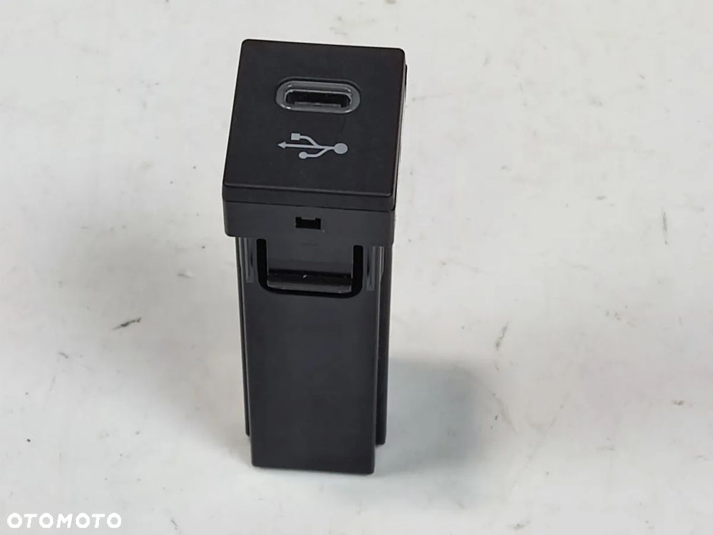 TOYOTA COROLLA E21 od 2022r Gniazdo USB - 1